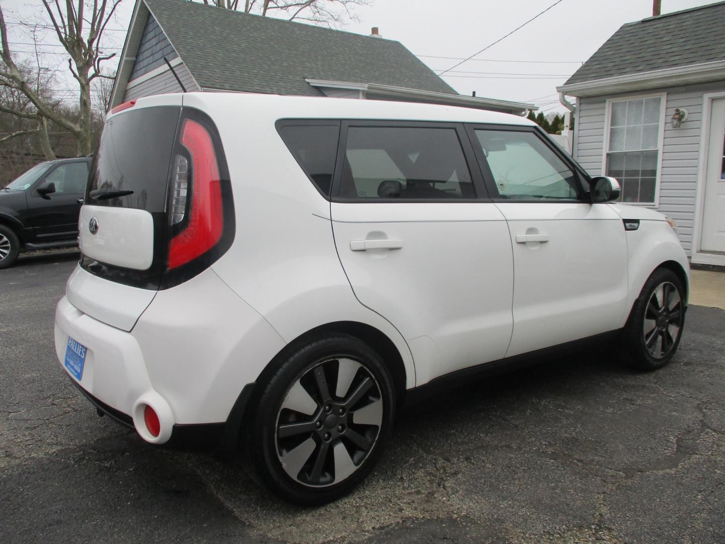 2015 WHITE Kia Soul (KNDJX3A56F7) with an 2.0L L4 DOHC 16V engine, AUTOMATIC transmission, located at 540a Delsea Drive, Sewell, NJ, 08080, (856) 589-6888, 39.752560, -75.111206 - Photo#6